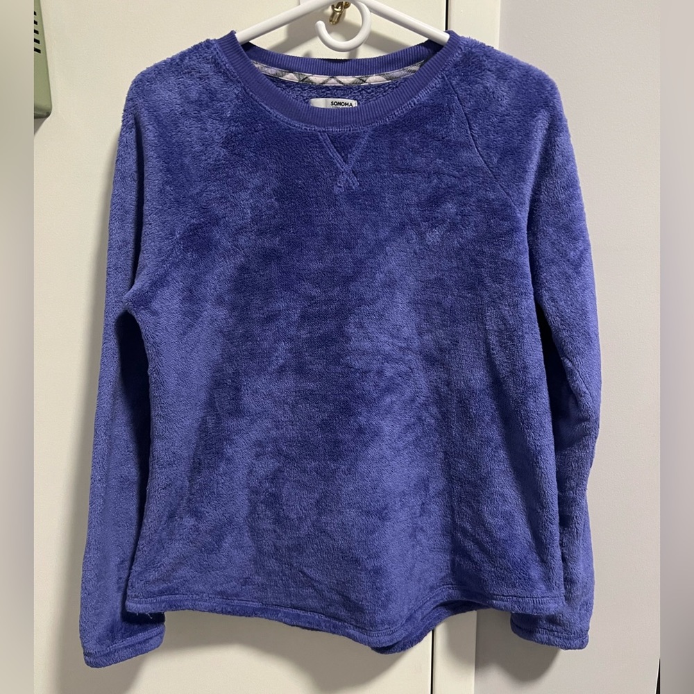 Snuggle with this fuzzy sweater, feel the warmth of hugs around u!